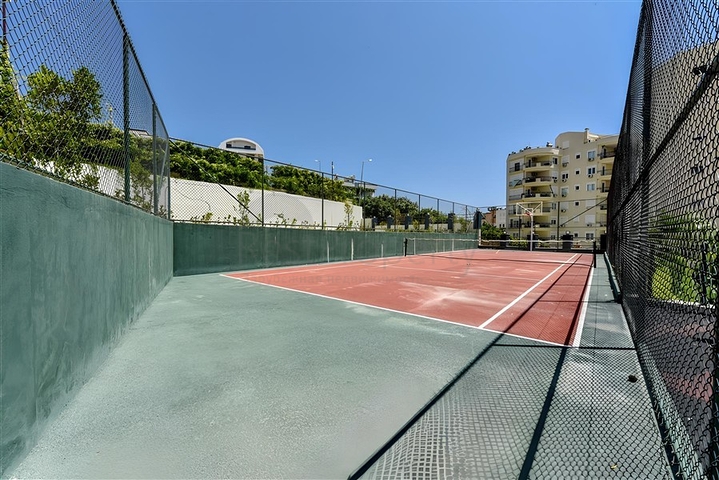 Просторный меблированный дуплекс с террасой и видом на море в современном жилом комплексе