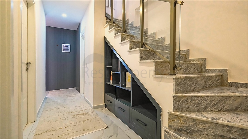 Просторный меблированный дуплекс с террасой и видом на море в современном жилом комплексе