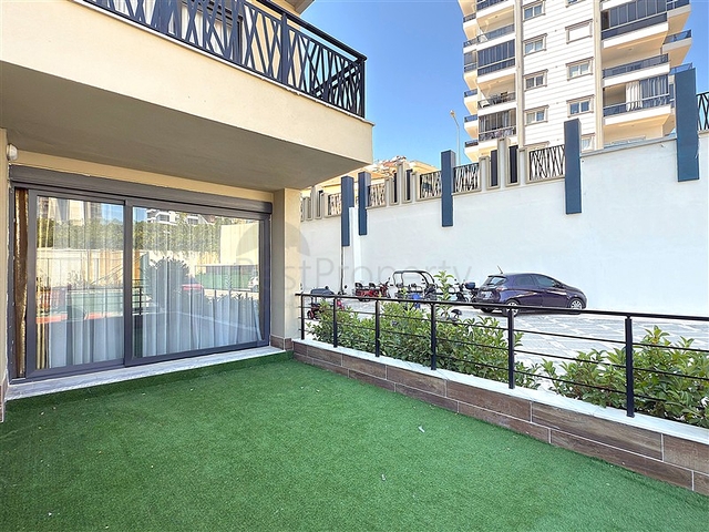 Просторный меблированный дуплекс с террасой и видом на море в современном жилом комплексе