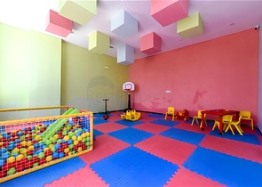 Просторный меблированный дуплекс с террасой и видом на море в современном жилом комплексе