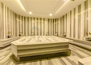 Просторный меблированный дуплекс с террасой и видом на море в современном жилом комплексе