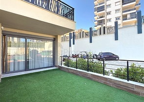 Просторный меблированный дуплекс с террасой и видом на море в современном жилом комплексе