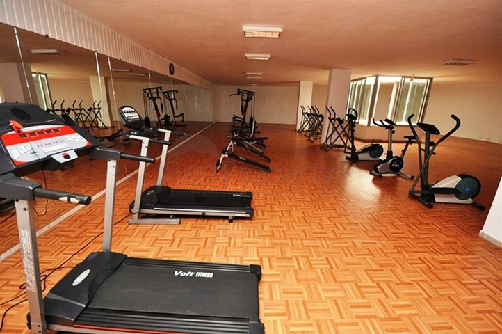 Просторная квартира 5+1 с панорамным видом и шаговой доступностью до моря в районе Тосмур