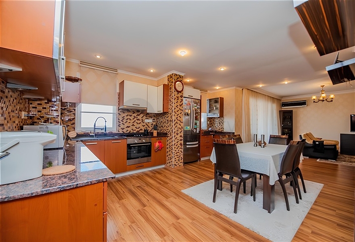 Просторная квартира 5+1 с панорамным видом и шаговой доступностью до моря в районе Тосмур