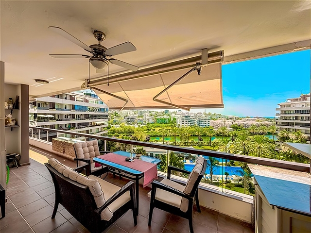 Просторная квартира 5+1 с панорамным видом и шаговой доступностью до моря в районе Тосмур