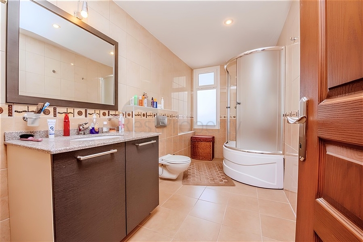 Просторная квартира 5+1 с панорамным видом и шаговой доступностью до моря в районе Тосмур