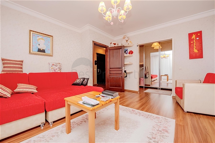 Просторная квартира 5+1 с панорамным видом и шаговой доступностью до моря в районе Тосмур