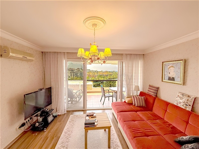 Просторная квартира 5+1 с панорамным видом и шаговой доступностью до моря в районе Тосмур