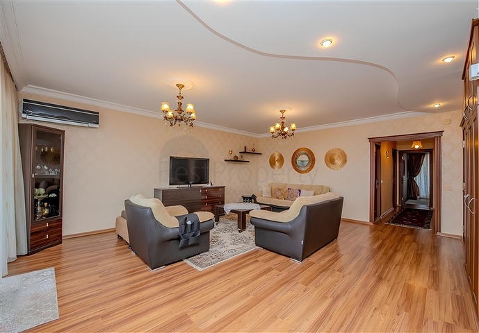 Просторная квартира 5+1 с панорамным видом и шаговой доступностью до моря в районе Тосмур