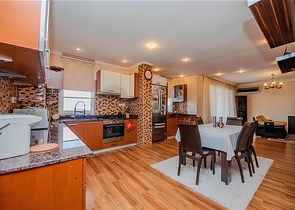 Просторная квартира 5+1 с панорамным видом и шаговой доступностью до моря в районе Тосмур