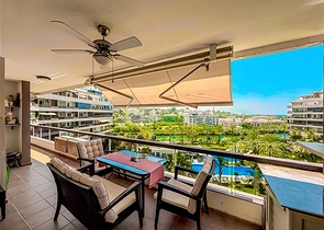 Просторная квартира 5+1 с панорамным видом и шаговой доступностью до моря в районе Тосмур