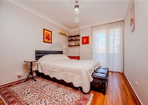 Просторная квартира 5+1 с панорамным видом и шаговой доступностью до моря в районе Тосмур