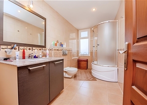 Просторная квартира 5+1 с панорамным видом и шаговой доступностью до моря в районе Тосмур