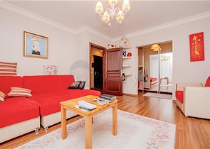 Просторная квартира 5+1 с панорамным видом и шаговой доступностью до моря в районе Тосмур