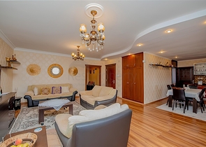 Просторная квартира 5+1 с панорамным видом и шаговой доступностью до моря в районе Тосмур