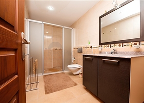 Просторная квартира 5+1 с панорамным видом и шаговой доступностью до моря в районе Тосмур