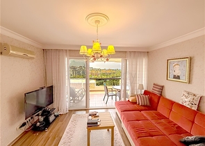 Просторная квартира 5+1 с панорамным видом и шаговой доступностью до моря в районе Тосмур