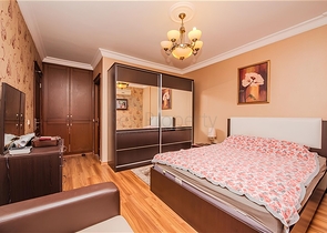 Просторная квартира 5+1 с панорамным видом и шаговой доступностью до моря в районе Тосмур