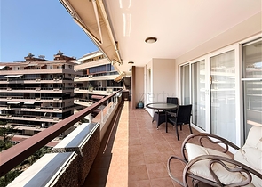 Просторная квартира 5+1 с панорамным видом и шаговой доступностью до моря в районе Тосмур