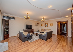 Просторная квартира 5+1 с панорамным видом и шаговой доступностью до моря в районе Тосмур