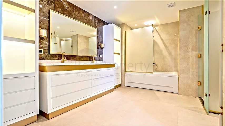 Просторная квартира 5+1 с видом на море в центре Аланьи