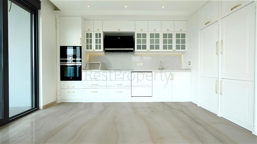 Просторная квартира 5+1 с видом на море в центре Аланьи