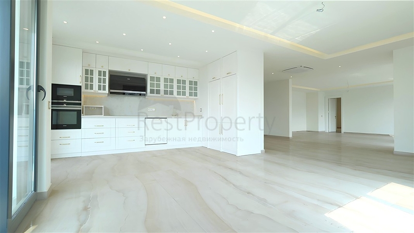 Просторная квартира 5+1 с видом на море в центре Аланьи