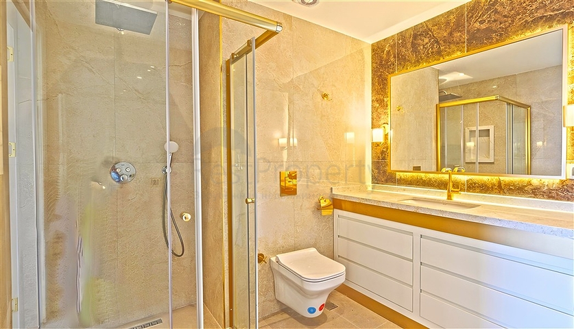 Просторная квартира 5+1 с видом на море в центре Аланьи