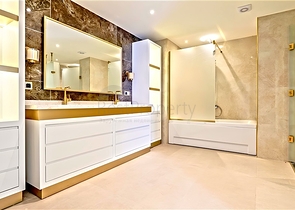 Просторная квартира 5+1 с видом на море в центре Аланьи