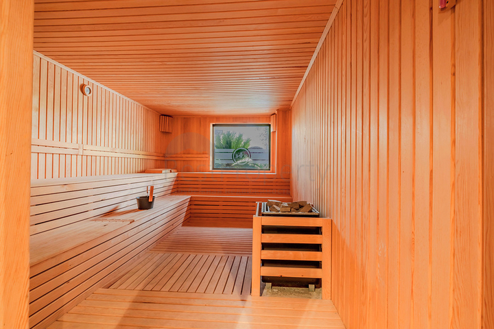 Современная квартира с садом у моря в живописном районе