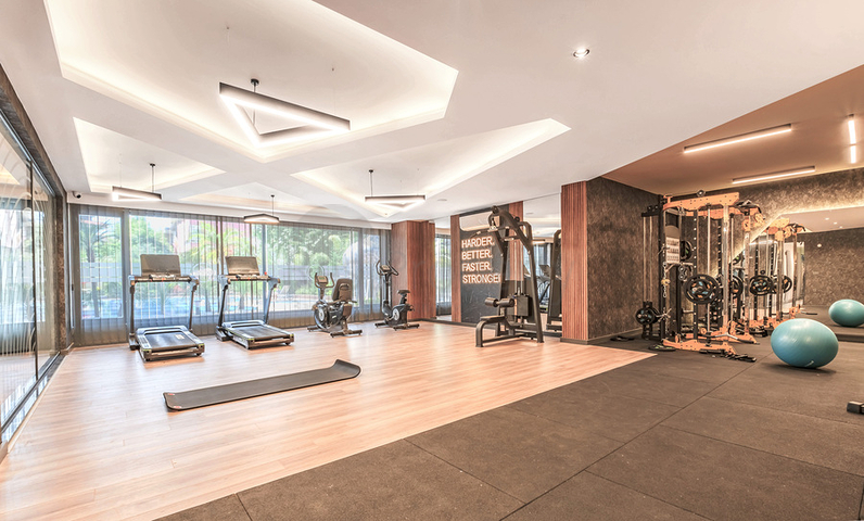 Современная квартира с садом у моря в живописном районе