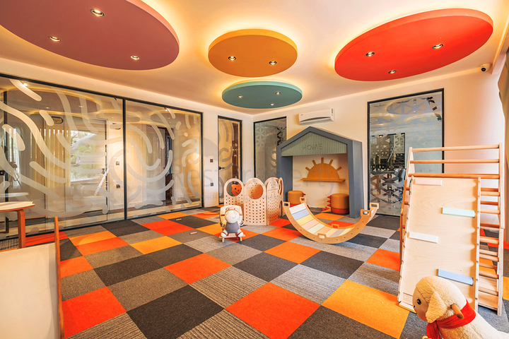 Современная квартира с садом у моря в живописном районе