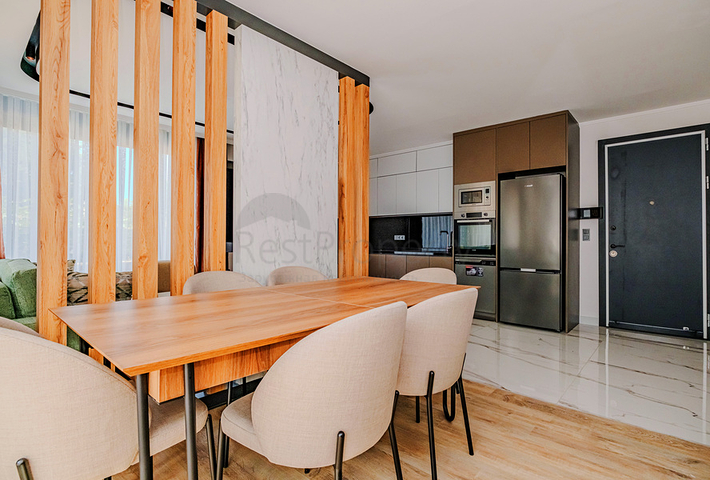 Современная квартира с садом у моря в живописном районе