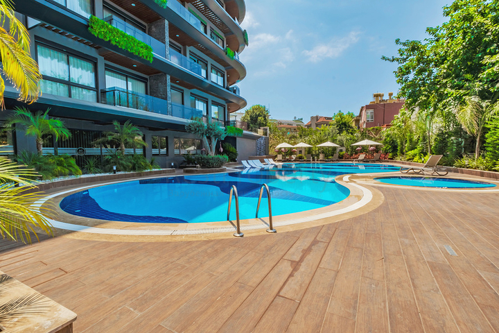 Современная квартира с садом у моря в живописном районе