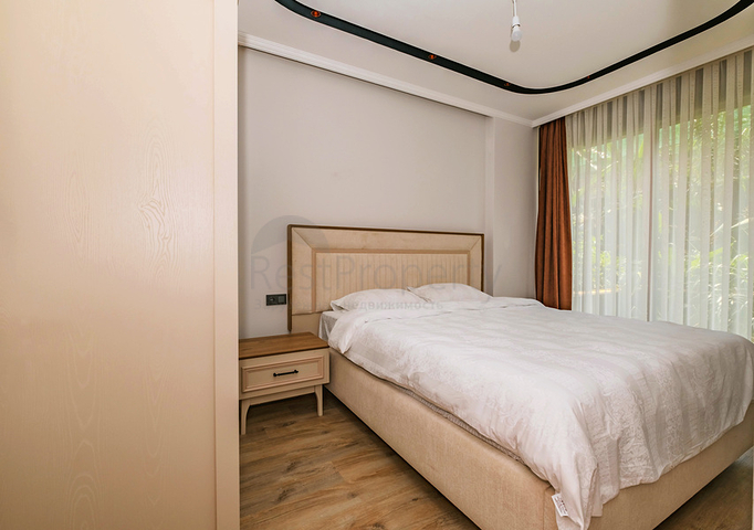 Современная квартира с садом у моря в живописном районе