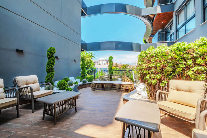 Современная квартира с садом у моря в живописном районе