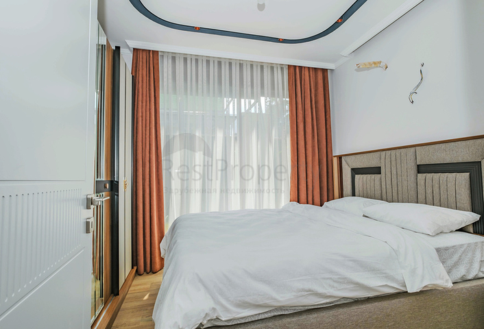 Современная квартира с садом у моря в живописном районе