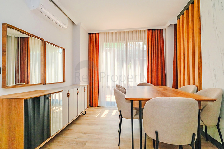 Современная квартира с садом у моря в живописном районе