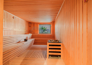 Современная квартира с садом у моря в живописном районе