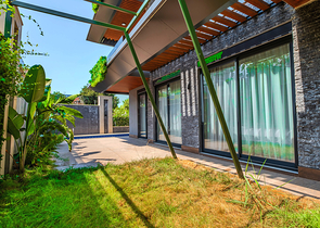 Современная квартира с садом у моря в живописном районе