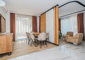 Современная квартира с садом у моря в живописном районе