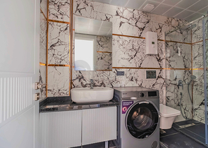 Современная квартира с садом у моря в живописном районе