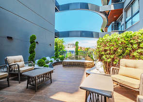 Современная квартира с садом у моря в живописном районе