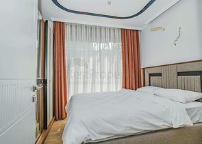 Современная квартира с садом у моря в живописном районе