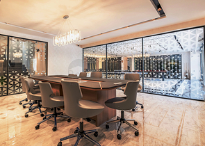 Современная квартира с садом у моря в живописном районе