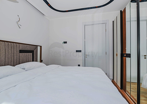 Современная квартира с садом у моря в живописном районе