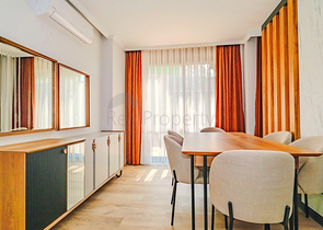 Современная квартира с садом у моря в живописном районе