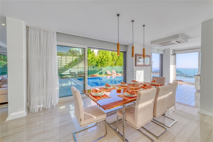 Просторная вилла с панорамным видом на море в центральной части Аланьи