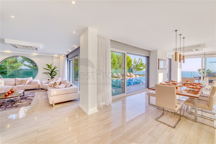 Просторная вилла с панорамным видом на море в центральной части Аланьи