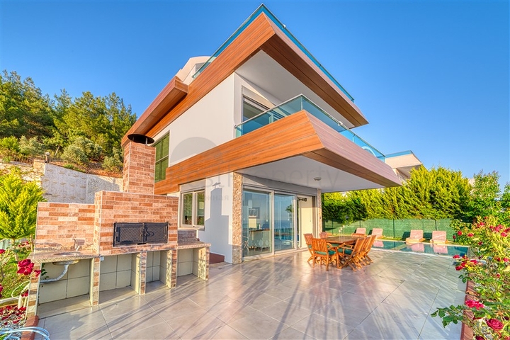 Просторная вилла с панорамным видом на море в центральной части Аланьи